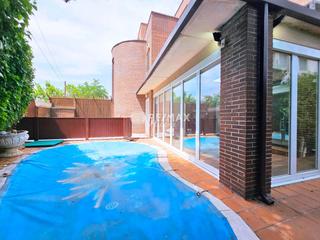 Doppelhaus  Julin hernndez. Chalet exclusivo con jardn, piscina y ascensor privado en artur