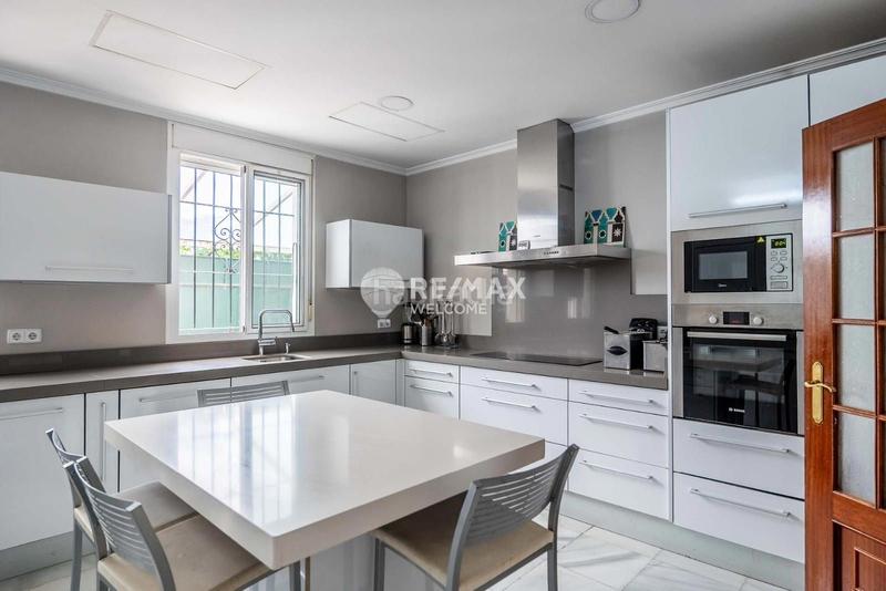 Foto 0423fd11-8a0b-41f7-80b3-b74246a3fa64. Chalet con riscaldamento parcheggio in Heliópolis Sevilla