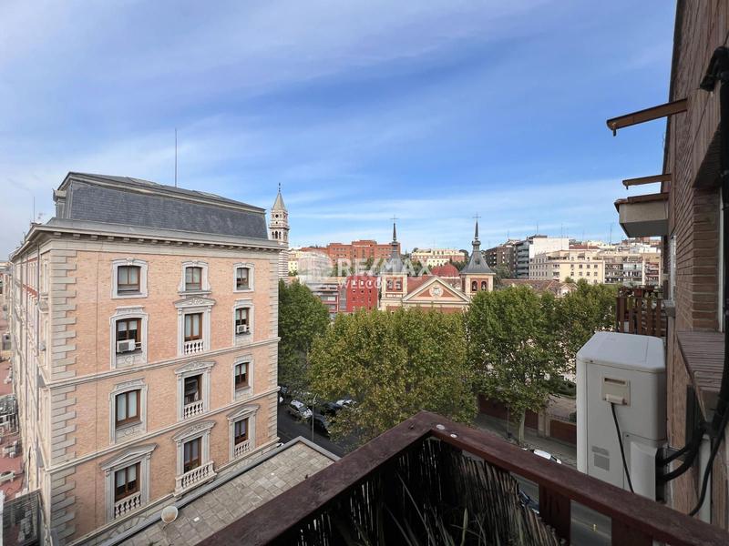 Foto 5a7e8f4d-90d0-4286-a9d3-b1079532ae68. Pis amb calefacció aparcament a Adelfas Madrid