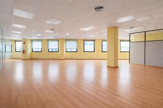 Rent Industrial building  Calle calle de maría tubau, 5. Alquiler de naveoficina logística en las tablas  almacén  despac