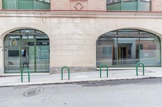 Lloguer Local Comercial  Calle lino. Magnífico local  oficina con grandes escaparates junto al metro
