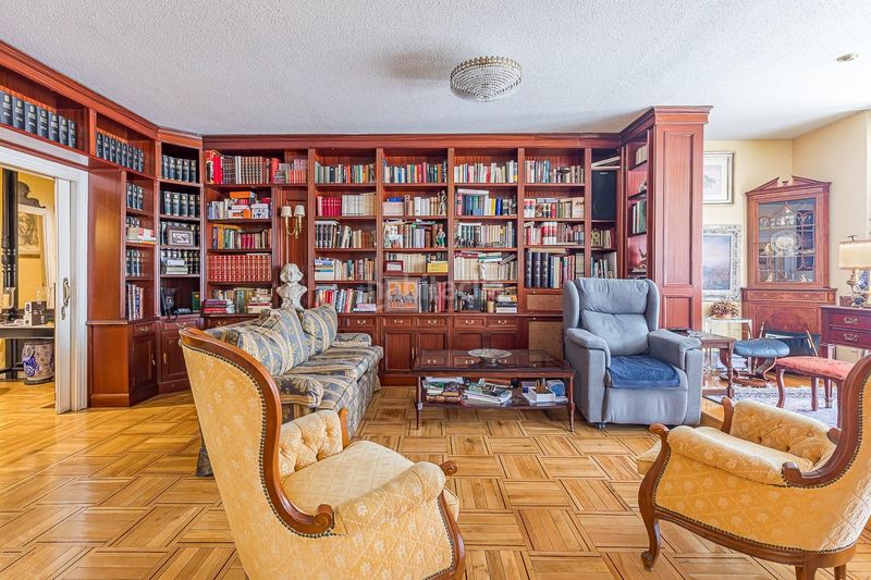 Foto 4ff4e0f9-62a8-4fd3-add4-2b88cdecaf23. Pis amb aparcament a El Viso Madrid