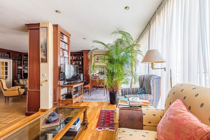 Foto 568788c0-0c36-447b-a60e-d4a233f5d77d. Pis amb aparcament a El Viso Madrid