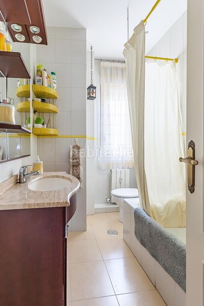 Foto a3d2b3de-7a30-4144-a194-4bdd35311ef0. Pis amb aparcament a El Viso Madrid