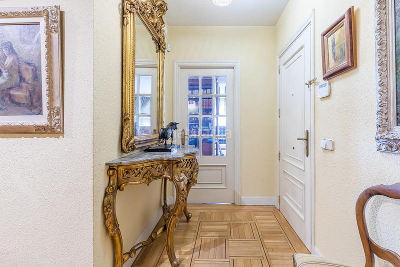 Foto db9597ba-ce4e-4bbe-975f-b6ad52cb0ad3. Pis amb aparcament a El Viso Madrid