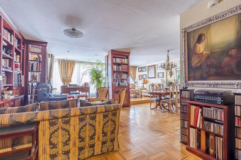 Foto e35de251-1e54-4639-9403-778ddaae4faf. Pis amb aparcament a El Viso Madrid