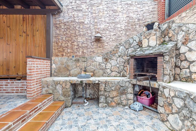 Foto 04190575-0d0f-412e-8b99-a97555ecc0bb. Casa aparellada amb calefacció aparcament piscina a Loeches