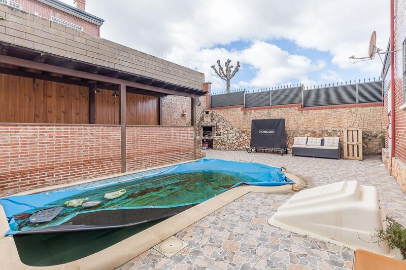 Foto b7b52e89-6ce7-4c03-b1ea-7d99898f9969. Casa aparellada amb calefacció aparcament piscina a Loeches