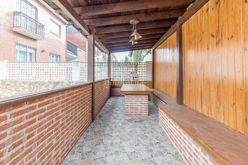 Foto df901a57-140a-4c42-8477-7ce1ca257272. Casa aparellada amb calefacció aparcament piscina a Loeches