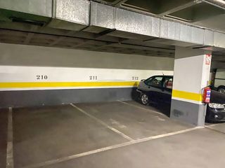 Lloguer Aparcament cotxe  Calle de la infanta mercedes 67. Alquiler de plaza de garaje en calle infanta mercedes