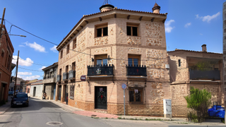 Casa  C. peñarroya, 36. Edificio de 3 plantas más buhardilla con local