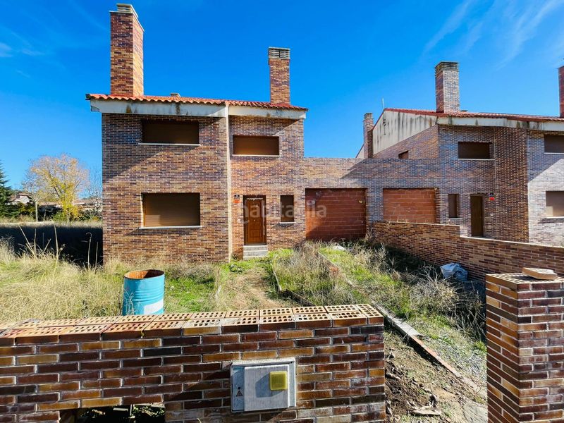 Foto 6d0f3c9a-c4db-4bab-953a-f6d4e0593e3c. Casa aparellada amb aparcament a Navalperal de Pinares