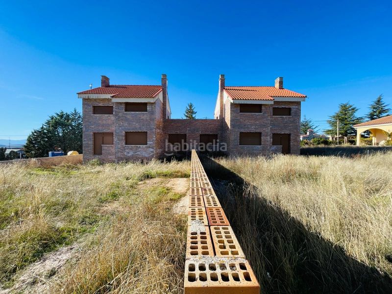 Foto c7d13b2f-a2e4-4a25-bf3c-06143c31be72. Casa aparellada amb aparcament a Navalperal de Pinares