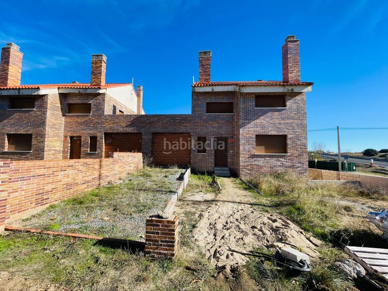 Foto e464febf-d643-47b1-911f-0ad3927d88d7. Casa aparellada amb aparcament a Navalperal de Pinares