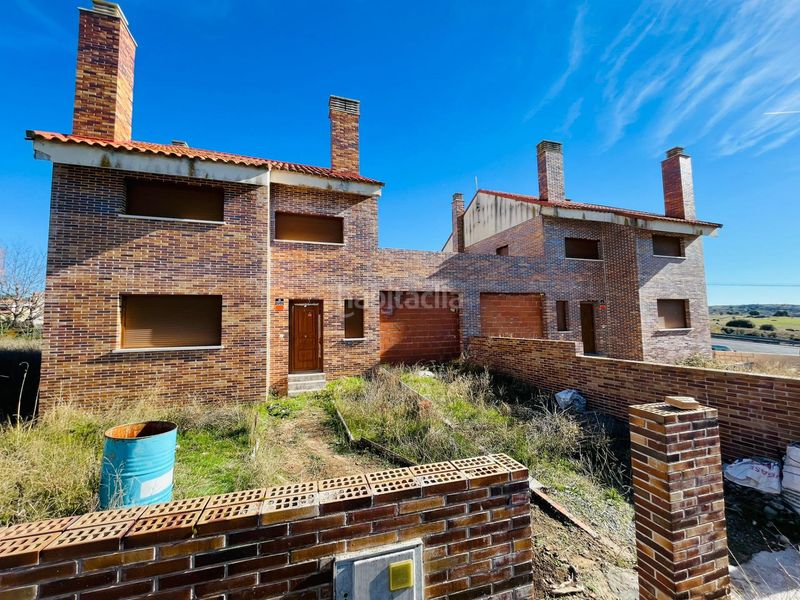 Foto ec9d08b9-ad0c-4ead-81e7-5c7172fb49d5. Casa aparellada amb aparcament a Navalperal de Pinares