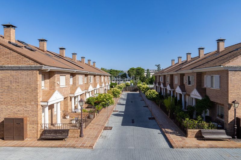 Foto d476b7e6-fcaa-4bd9-aa2b-02b821158590. Casa adossada amb calefacció aparcament piscina a Madrid