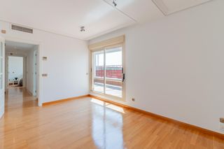 Miete Dachwohnung  4 calle del monasterio de montesclaros #planta 5. Precioso ático con terraza en el corazón de montecarmelo