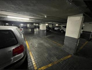 Aparcament cotxe  Calle de melndez valds. Venta una plaza de garaje disponible en la codiciada zona de gaz