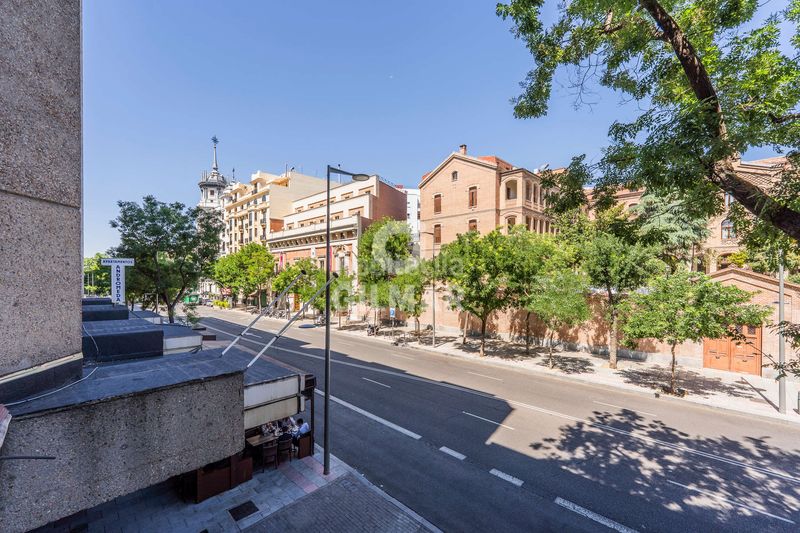 Piso presentamos en el corazón del codiciado barrio de Almagro, en el distrito de chamberí, este impresionante piso de 245 m, que redef en Madrid - Imagen 2