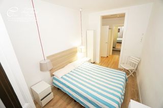 Rent Flat  Calle calatrava. Vivienda con dos balcones a la calle