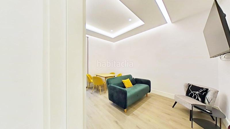 Foto 7fbe2de8-640d-4793-b26c-59f87eff2bf2. Alquiler piso vivienda con balcones a la calle frente al senado en Madrid