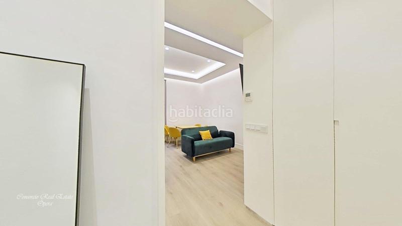 Foto df94934e-2f0c-48d4-b0fb-4fd8b3c7f843. Alquiler piso vivienda con balcones a la calle frente al senado en Madrid