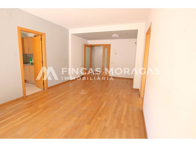 Foto d1f3f846-bf10-4feb-9282-f4823d2af0ef. Lloguer pis amb calefacció aparcament piscina a Ca n´Alzamora Rubí