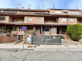 Casa adossada a Torrejón de la Calzada. Chalet adosado 4 dormitorios, dos baño, un aseo, patio y piscina