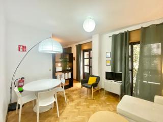 Affitto Appartamento in Embajadores-Lavapiés. Piso de un dormitorio completamente amueblado con balcón y plaza