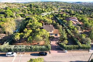 Xalet a Puerto Galapagar-Las Cuestas. Chalet independiente en urbanización con piscina y club social