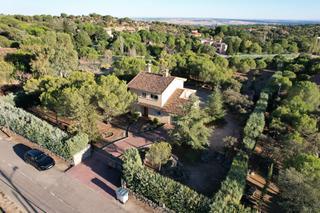 Xalet a Puerto Galapagar-Las Cuestas. Chalet independiente en urbanización con piscina y club social