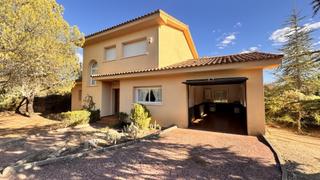 Xalet a Puerto Galapagar-Las Cuestas. Chalet independiente en urbanización con piscina y club social