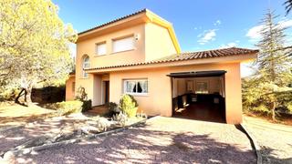 Chalet in Puerto Galapagar-Las Cuestas. Chalet independiente en urbanización con piscina y club social