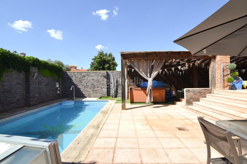 Foto 052d0b86-e0d3-422f-a492-d743833dc6df. Casa aparellada amb calefacció aparcament piscina a Griñón