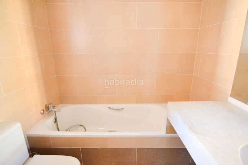 Foto 96590c4d-c2b2-413e-a169-1a5a278e8b63. Casa aparellada amb calefacció aparcament a Camarena