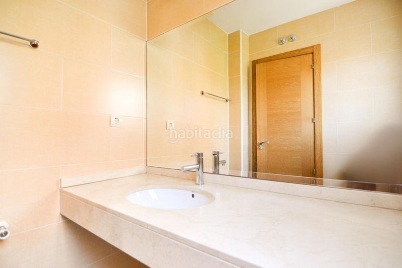 Foto c28a8a81-eeae-4bce-95c1-2db7ef9930de. Casa aparellada amb calefacció aparcament a Camarena