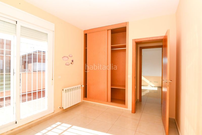Foto e33b43a8-a9e4-4616-9049-231a78681e83. Casa aparellada amb calefacció aparcament a Camarena