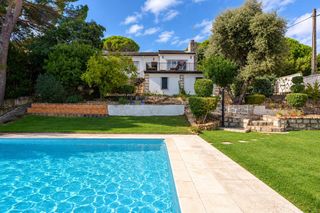 Chalet in Villa del Prado. Chalet reformado en venta en el encinar del alberche