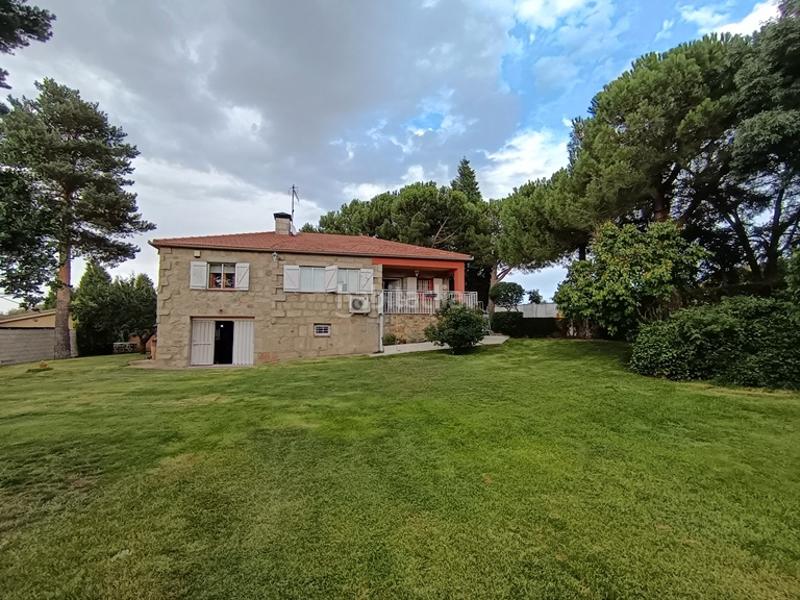 Foto 40c1f79e-b903-4e77-bd76-ae66667e70ae. Chalet avec cheminée chauffage parking piscine dans Otero de Herreros