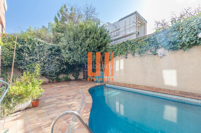 Foto 4c95cb5f-7cf0-4660-848e-90cd240ad557. Casa adossada amb xemeneia calefacció aparcament piscina a Madrid