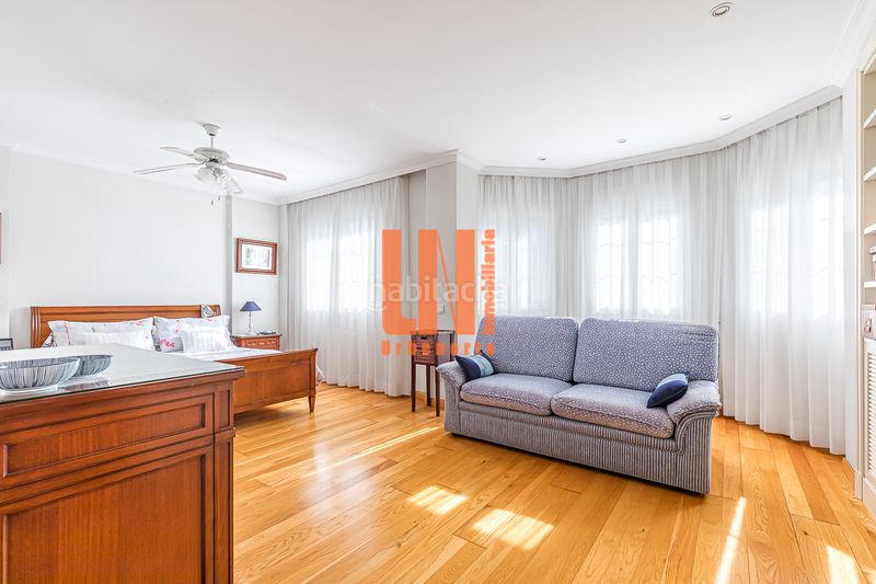 Foto abd10a43-a2c5-493b-86d7-b6b362c573c8. Casa adossada amb xemeneia calefacció aparcament piscina a Madrid