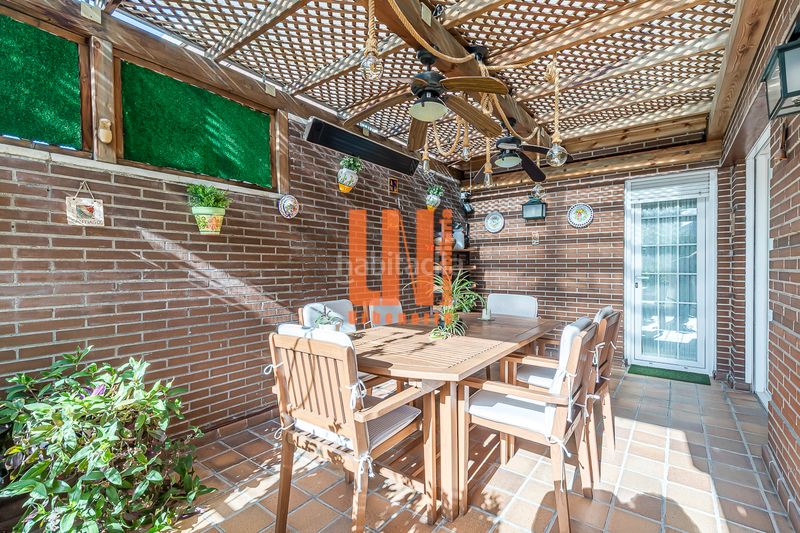 Foto ba77a555-775d-4599-a971-e55a7c314db7. Casa adossada amb xemeneia calefacció aparcament piscina a Madrid