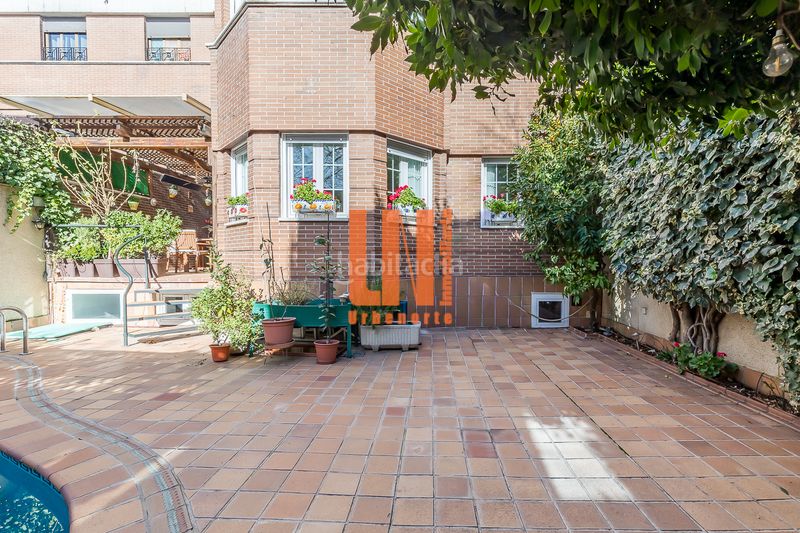 Foto c3ac9653-68a6-4540-a644-601d633e159c. Casa adossada amb xemeneia calefacció aparcament piscina a Madrid