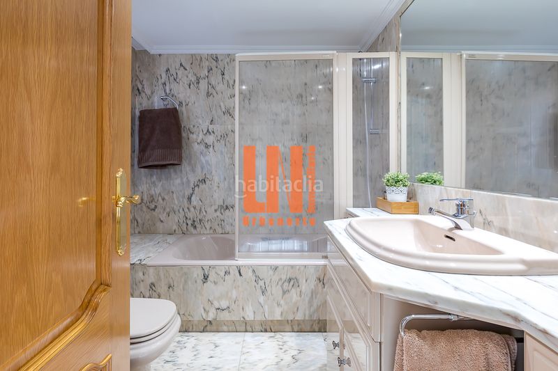 Foto ca3b1be0-5397-49ba-8464-254b3db33c97. Casa adossada amb xemeneia calefacció aparcament piscina a Madrid