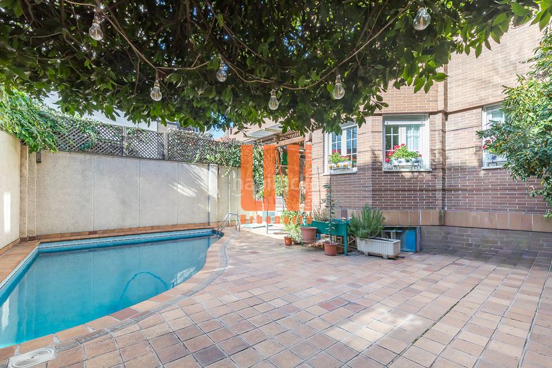 Foto d971a7da-8fa7-434f-af6e-28c7b6af0dd8. Casa adossada amb xemeneia calefacció aparcament piscina a Madrid