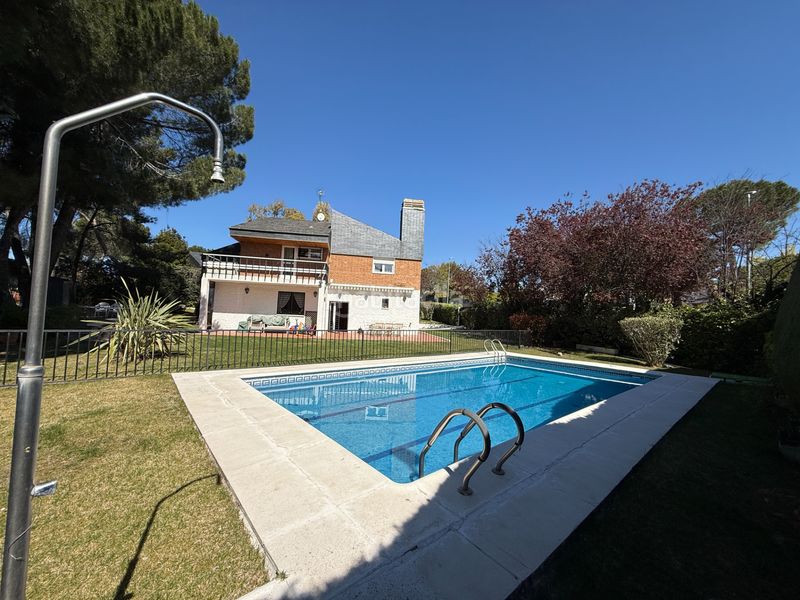 Foto cfd7281d-1a29-4c51-b342-78ddd9751c96. Xalet amb xemeneia calefacció aparcament piscina a Rozas de Madrid (Las)