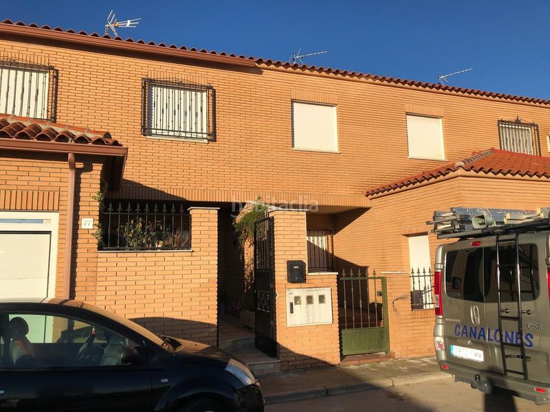 Foto 93f4e9c1-2a16-4101-90b2-dee5cbfdfeb8. Casa adossada amb aparcament a Yepes
