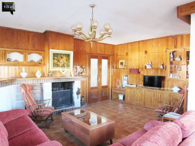 Foto 2f8abbbd-21c1-4ba4-8690-f282e35ba771. Casa aparellada amb xemeneia a Escalona