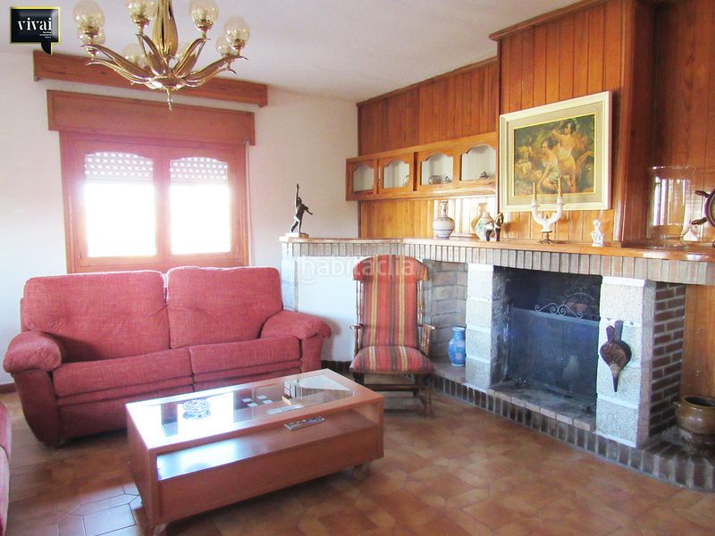 Foto 378b8d4a-3d77-45d3-b2a3-f0aa5fa268a7. Casa aparellada amb xemeneia a Escalona