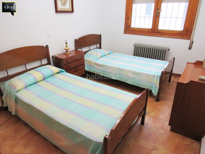 Foto 648f5e83-0937-4179-83a7-9e0bd4c6b46a. Casa aparellada amb xemeneia a Escalona